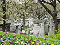 250px-Pere_Lachaise_looking_down_the_hill